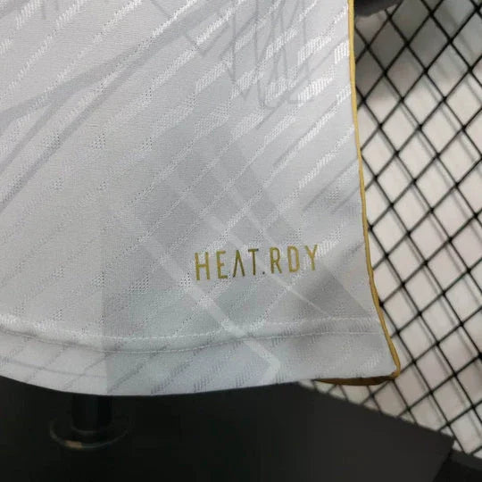 Maillot Real Madrid édition limitée doré