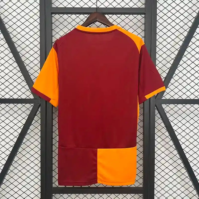 Galatasaray SK Heim 2025/2026 mit Flagge