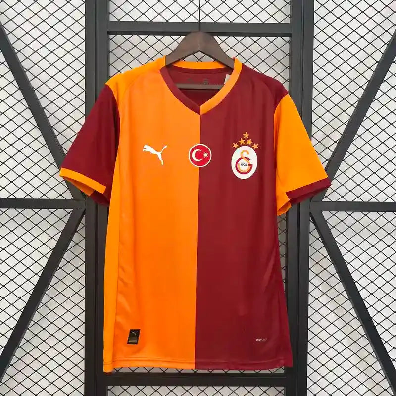 Galatasaray SK Heim 2025/2026 mit Flagge