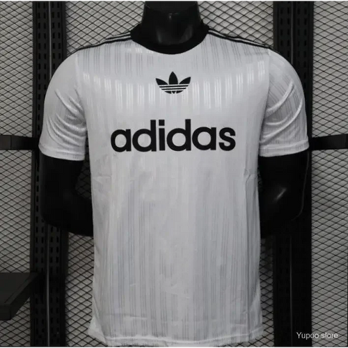Jersey de fútbol blanco Adidas con logo negro, mostrada en modelo para fanáticos y clubes de fútbol