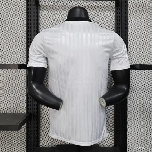 Jersey de fútbol blanco con tiras verticales mostradas en modelo, ideal para PSG, Real Madrid o equipos nacionales.