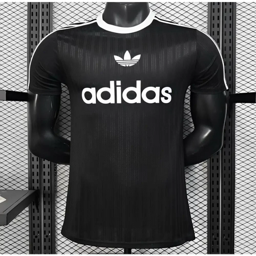 Camiseta de fútbol Negro Adidas con logotipo blanco y rayas, mostrada en el modelo