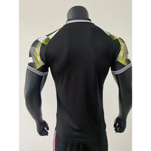 Real Madrid Noir et Doré Version Joueur 2025/2026 Passe D